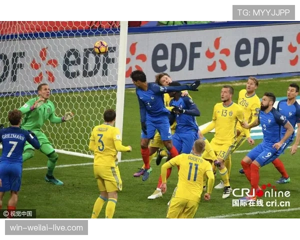 博格巴与坎特中场推进模式对比：分散策动与单点驱动的转移逻辑