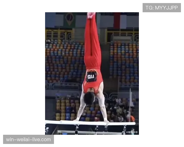 刘洋训练完顺手啃了块生鸡胸肉，这自律是真没谁了