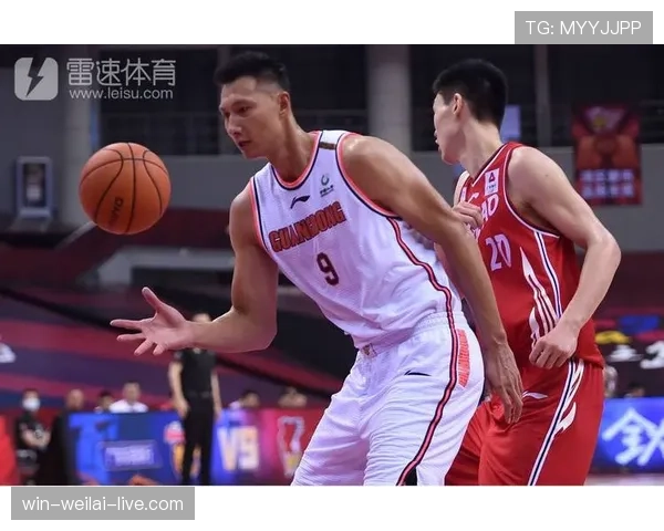 易建联家里冰箱贴都是NBA球队logo，连牛奶盒都得按训练餐单贴标签