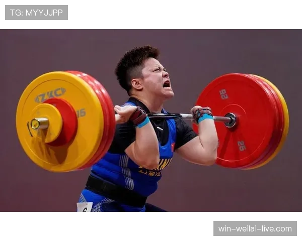 汪周雨训练完直接啃鸡腿，这自律和放纵的切换也太真实了